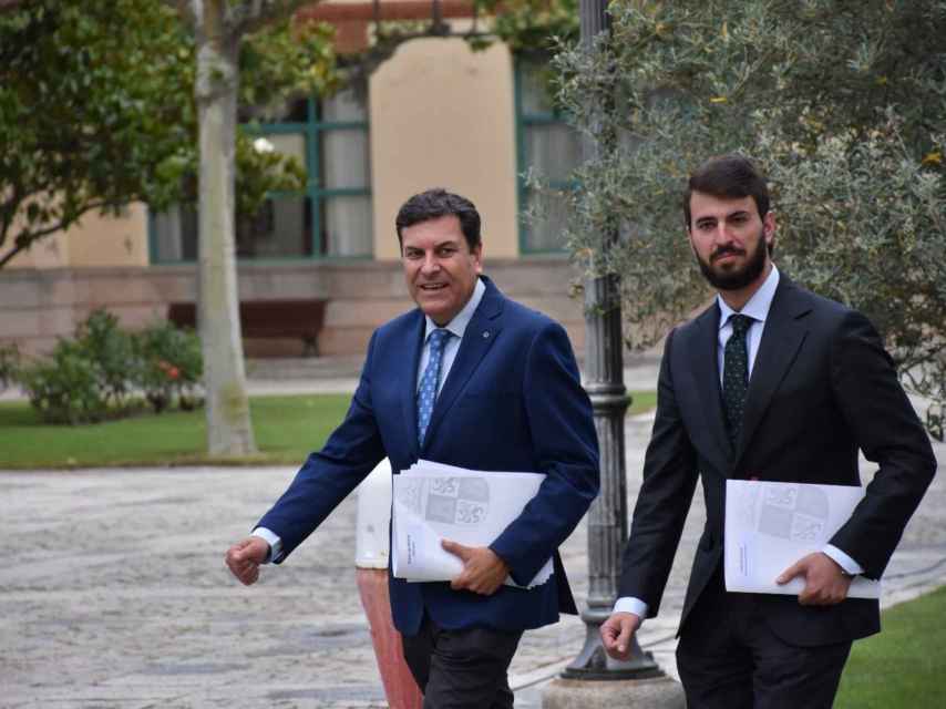 El portavoz de la Junta y el vicepresidente, Carlos Fernández Carriedo y Juan García-Gallardo, tras el Consejo de Gobierno de este jueves.