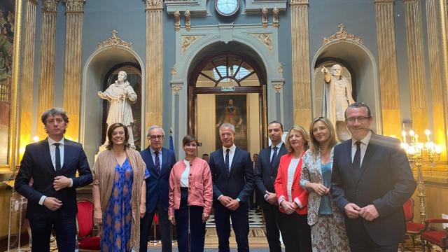 Ángeles Armisén, a la izquierda de la imagen, junto a los demás participantes de 'Las Conversaciones del Senado'