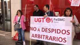 Concentración en protesta por el despido de un compañero en el Banco Santander