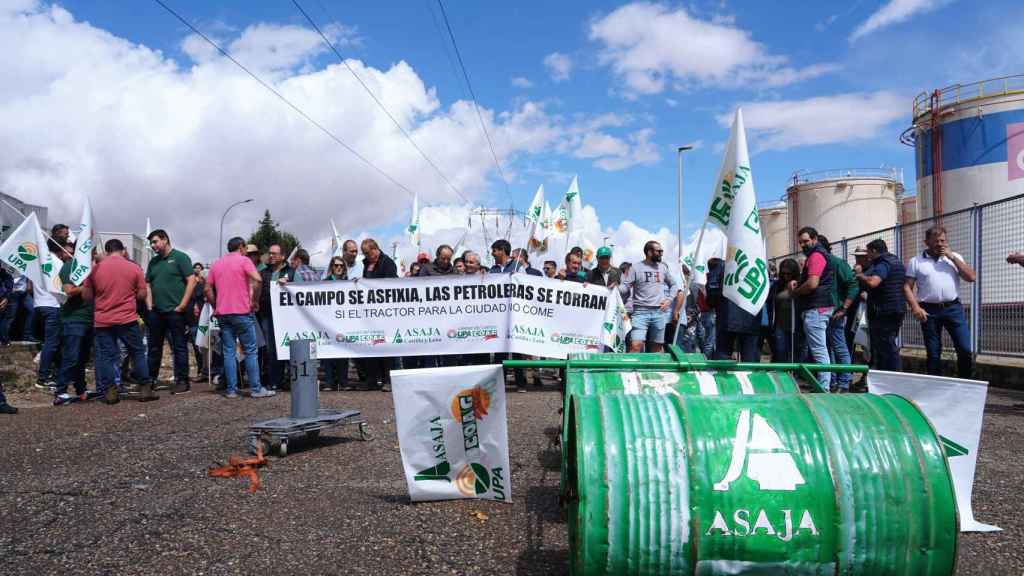 Asaja, UPA y COAG se concentran contra la subida del gasóleo agrícola y bloquean los accesos al Centro Logístico de Hidrocarburos (CLH) de Santovenia de Pisuerga (Valladolid)