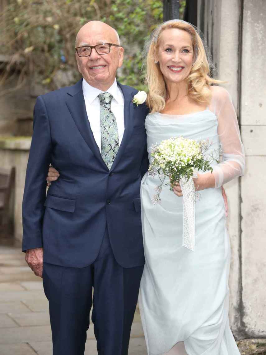 Rupert Murdoch y Jerry Hall el día de su boda.