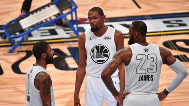 LeBron James, Kyrie Irving y Kevin Durant durante un All Star