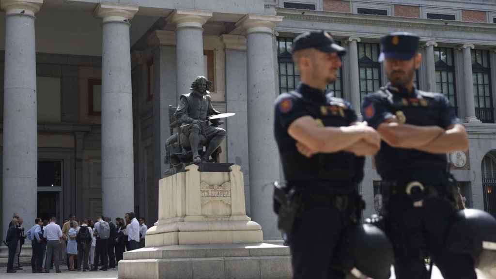 Dos agentes de al Policía Nacional en Madrid días antes de la cumbre de la OTAN.