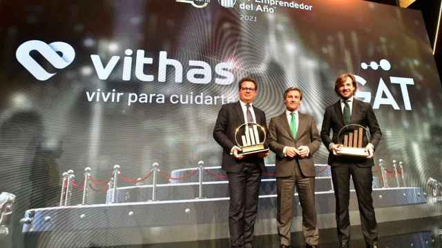 Jorge Gallardo, presidente de Vithas, y Rosauro Varo, presidente de GAT Inversiones, reciben el Premio Emprendedor del Año de EY ex aequo, de manos de Federico Linares, presidente de EY.