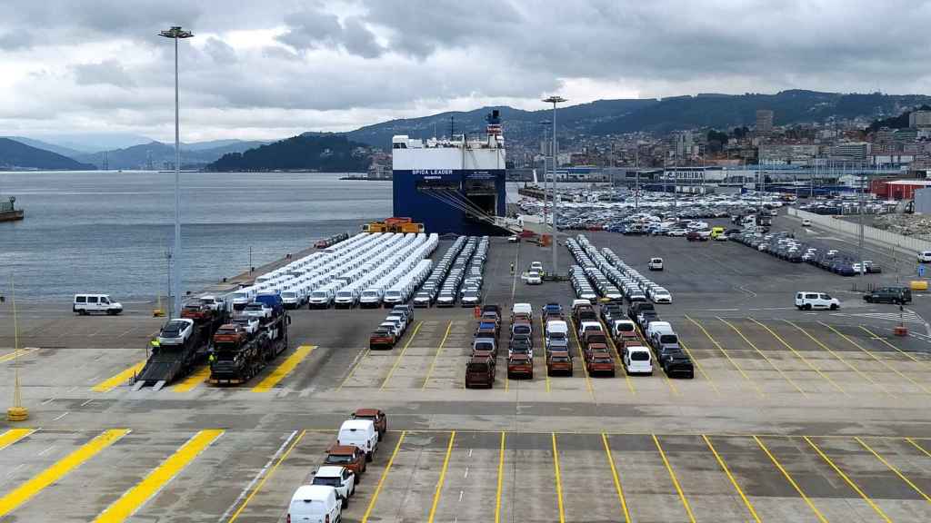 El barco Spica Leader espera a que se termine la carga en el puerto de Vigo