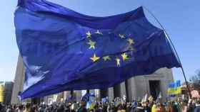 La bandera de la UE durante una protesta en la ciudad alemana de Múnich contra la invasión rusa de Ucrania.