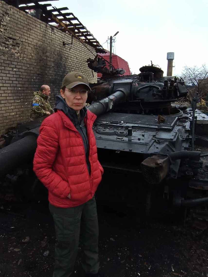 Skenia Smirnova frente a un tanque.
