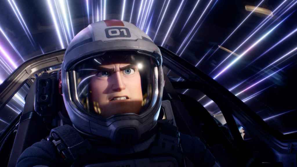 Buzz Lightyear en una de las imágenes de la película 'Lightyear'.