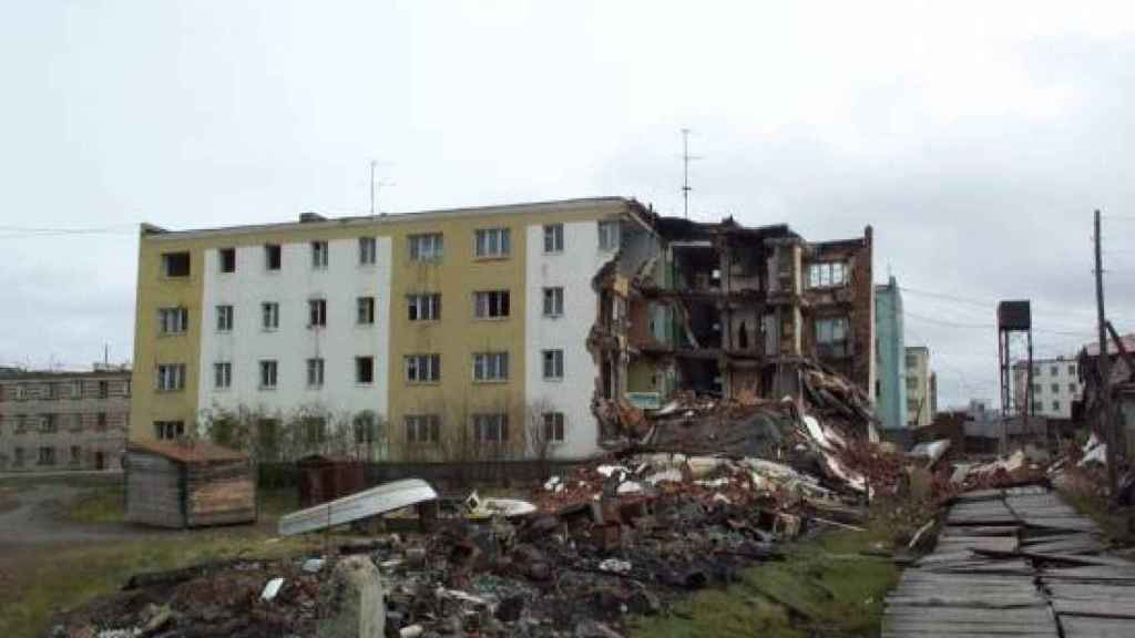 Apartamentos en Chersky, Rusia, casi destruidos por el deshielo en una de sus secciones.