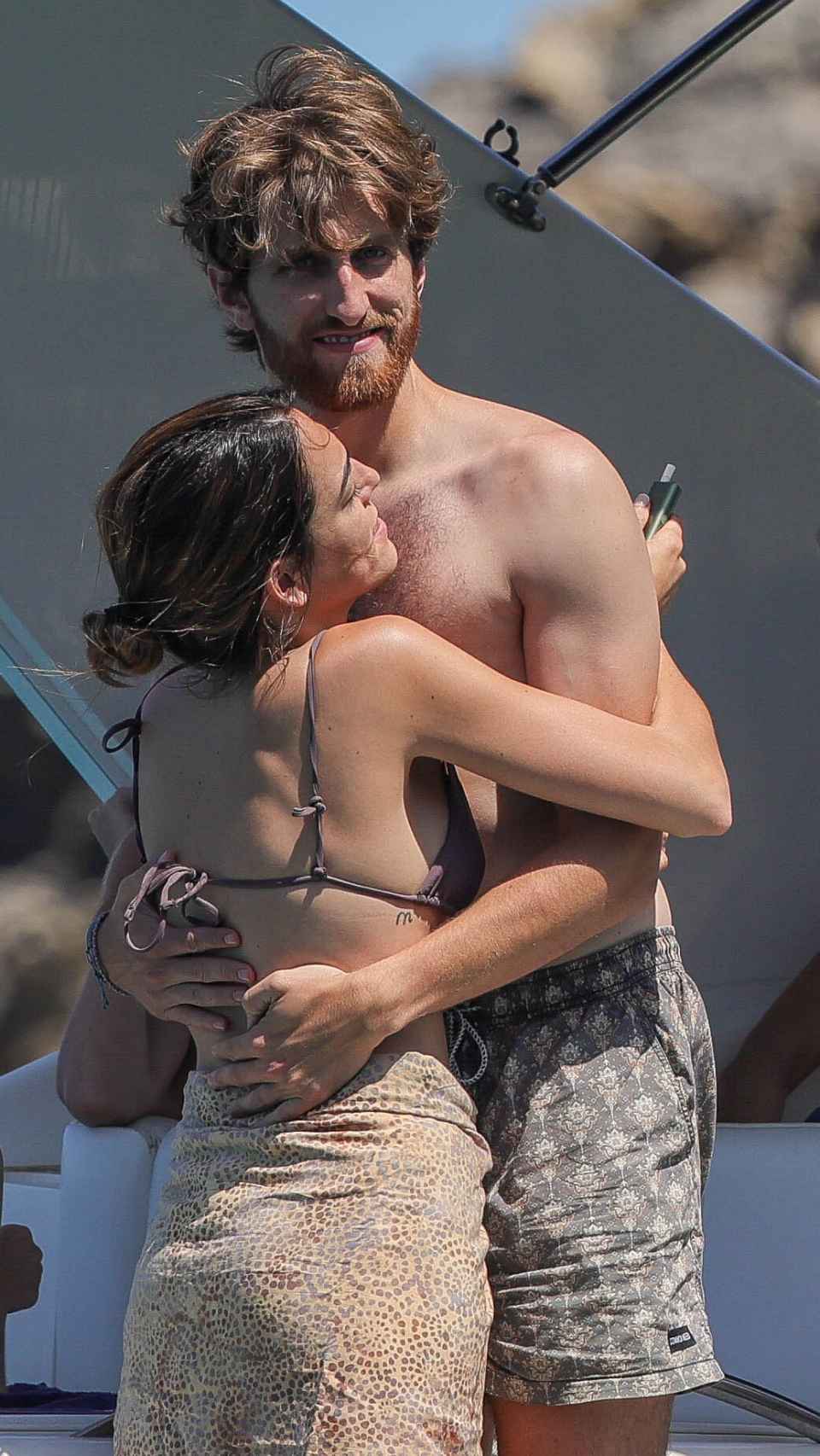 Andrea Navarro y su marido, Luis, en una embarcación en Ibiza, este mes de junio de 2022.