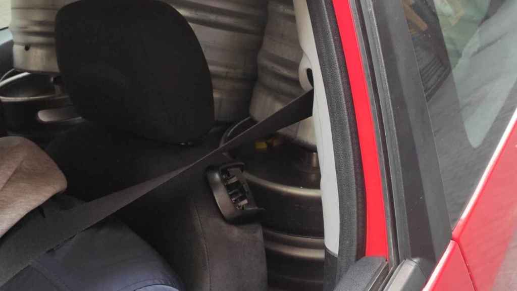 Barriles mal ubicados en el asiento de atrás del vehículo
