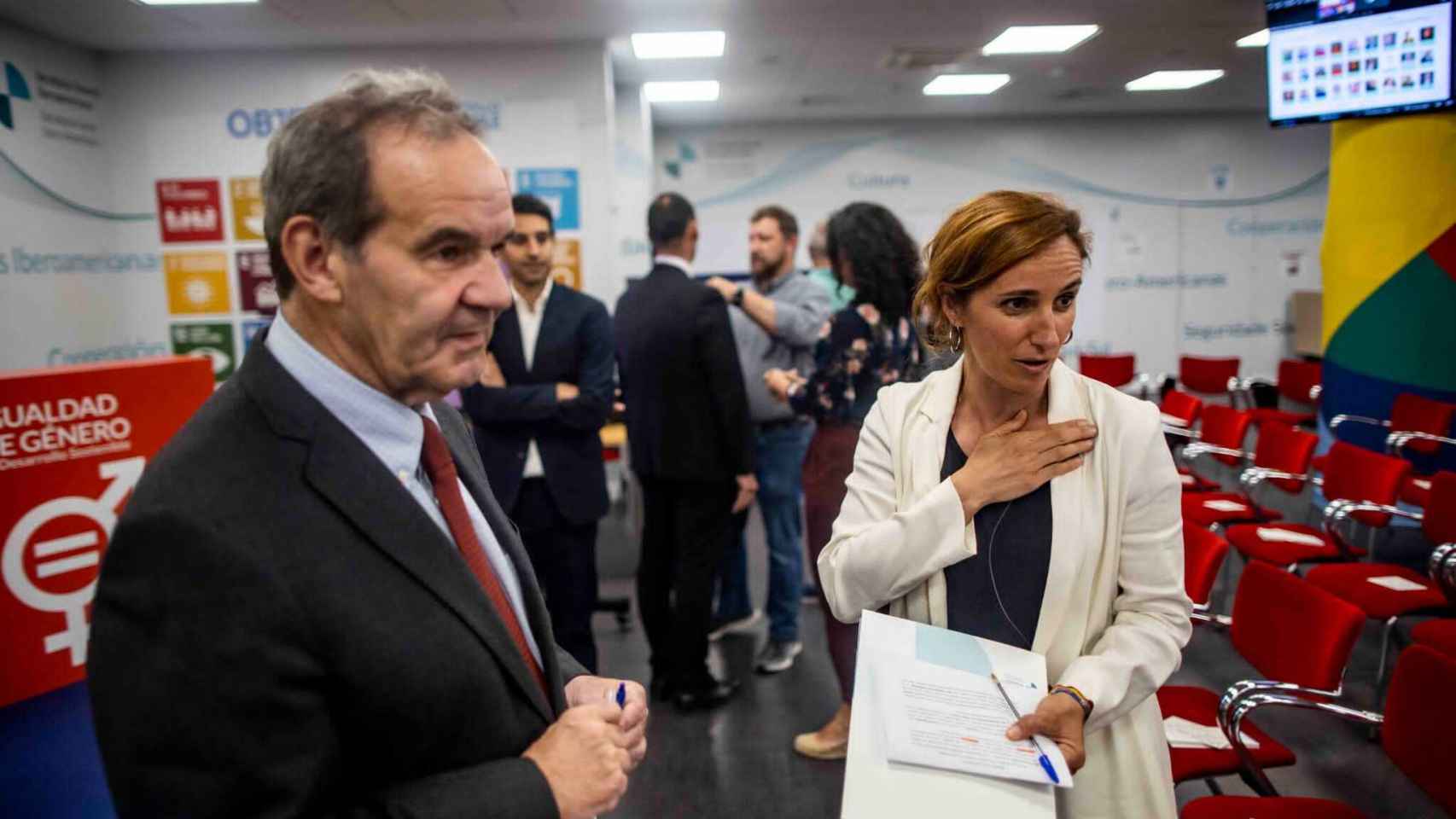 La Diputada por la Asamblea de Madrid, Mónica García y, el Director General de Políticas Palanca para el Cumplimiento de la Agenda 2030, Gabriel Castañares.