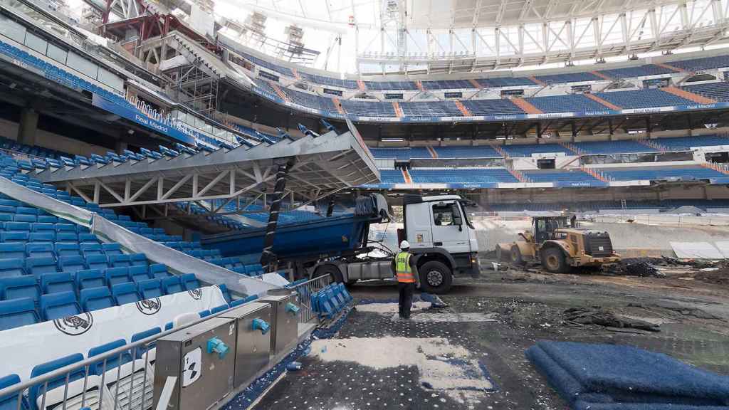 Un camión entra al terreno de juego del Santiago Bernabéu.