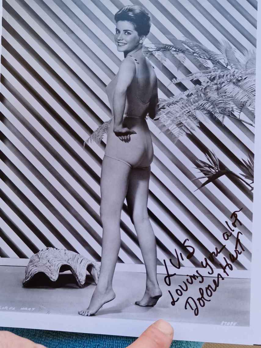 Un autógrafo de Dolores Hart en bañador.