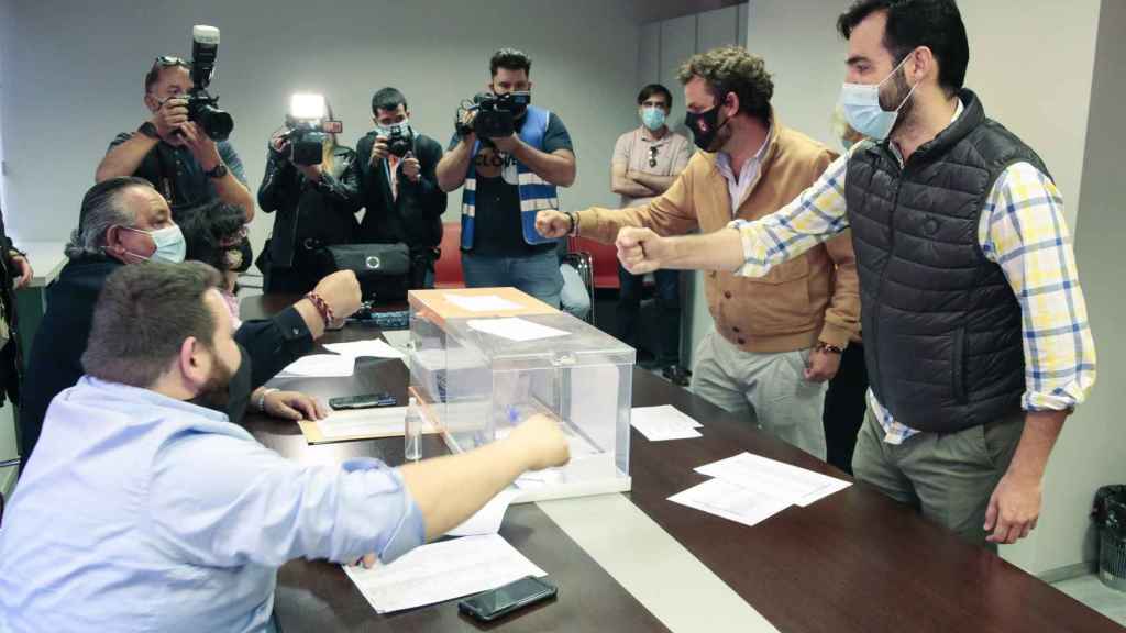 Javier Santiago Vélez y su número 2, el dimitido David Fernández, votando durante el congreso investigado.