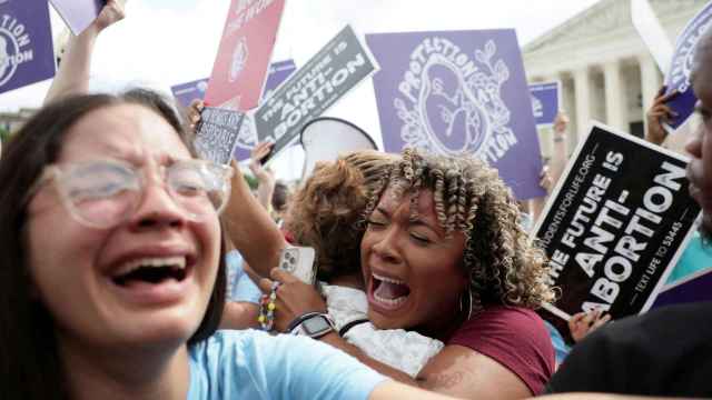 Manifestantes favorables al aborto lloran en Washington tras conocerse la decisión del Tribunal Supremo.
