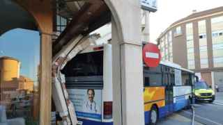Muere un conductor de autobuses de Alicante arrollado por su vehículo al no poner el freno de mano