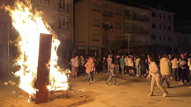 La hoguera de San Juan en Guijuelo.