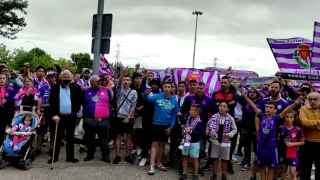 Los aficionados del Real Valladolid, en la concentración a las puertas del estadio José Zorrilla