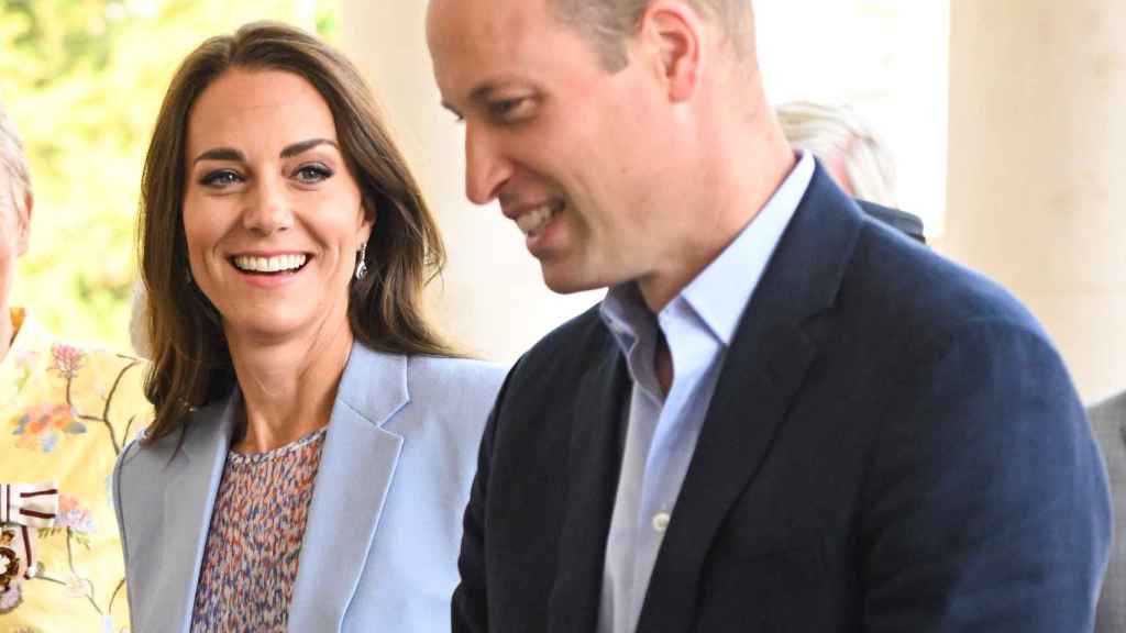 El príncipe Guillermo y Kate Middleton han presentado su primer retrato de pareja.