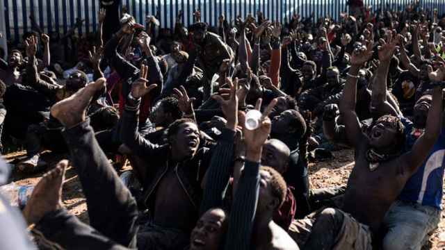 Decenas de subsaharianos apelotonados por los gendarmes marroquíes, junto a la frontera de Melilla.