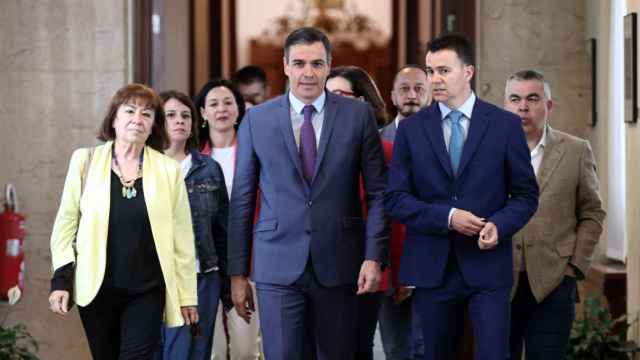 El presidente del Gobierno, Pedro Sánchez y el portavoz parlamentario del PSOE, Héctor Gómez, a su llegada a una reunión con los diputados y senadores socialistas en el Congreso.
