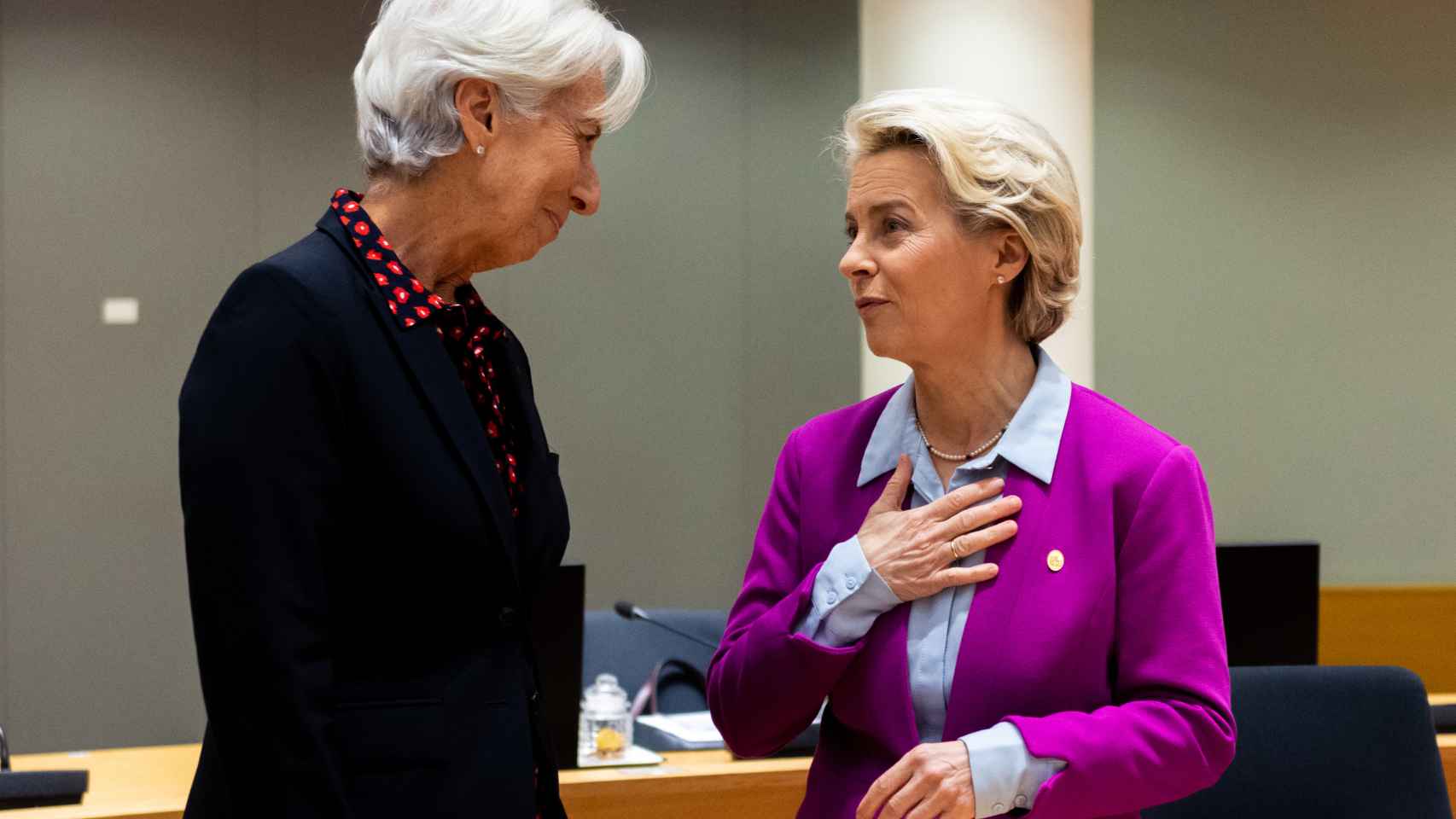Christine Lagarde y Ursula von der Leyen conversan durante la cumbre de este viernes