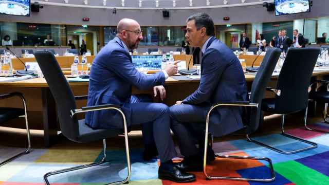 Pedro Sánchez conversa con el presidente del Consejo Europeo, Charles Michel, durante la primera jornada de la cumbre de Bruselas