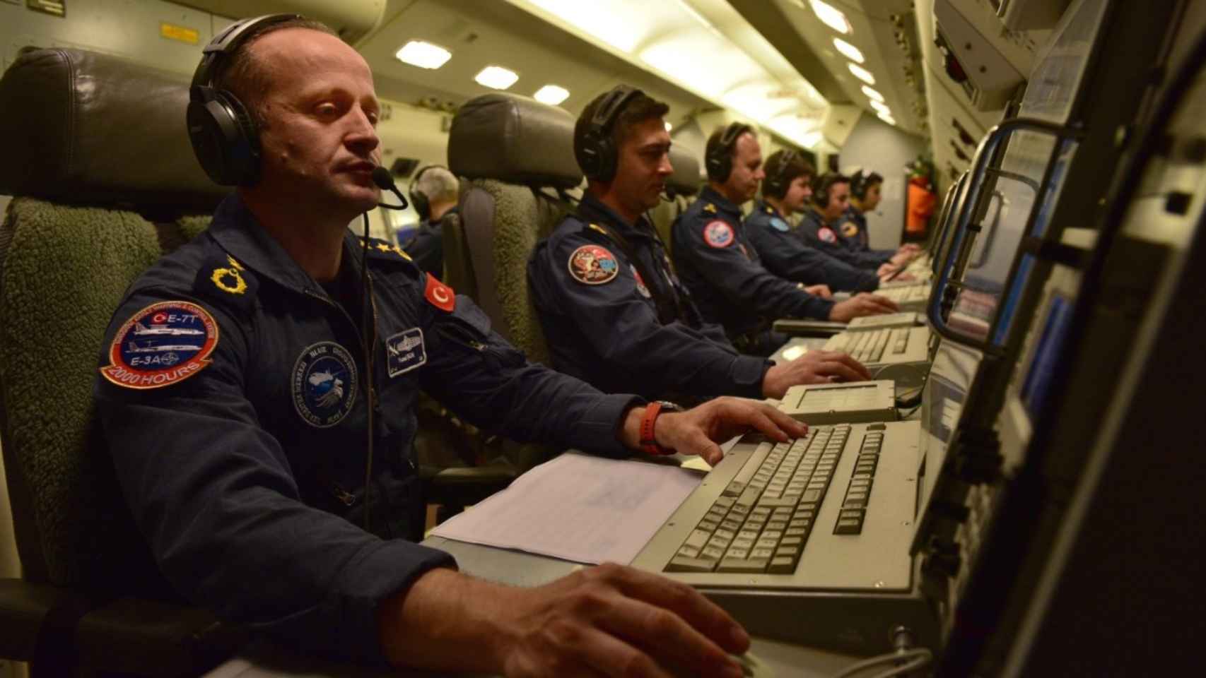 Tripulantes turcos del A-3A en el centro de control y vigilancia
