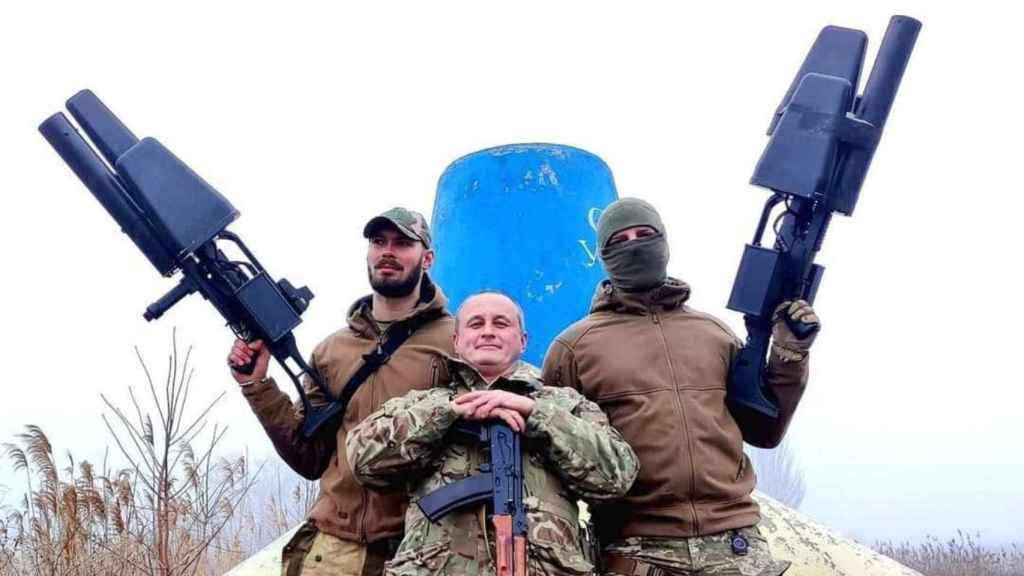 Milicianos ucranianos con el cañón antidrones EDM4S