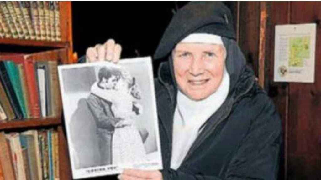La monja Dolores Hart, sujetando una foto en la que sale, de joven, besando a Elvis Presley.