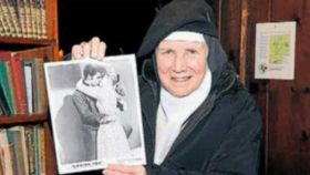 La monja Dolores Hart, sujetando una foto en la que sale, de joven, besando a Elvis Presley.
