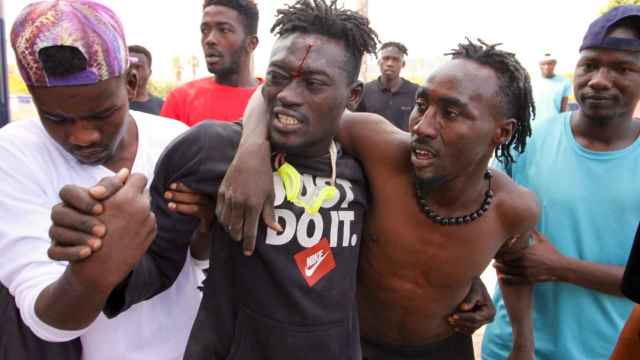 Varios migrantes intentar saltar la valla de Melilla.