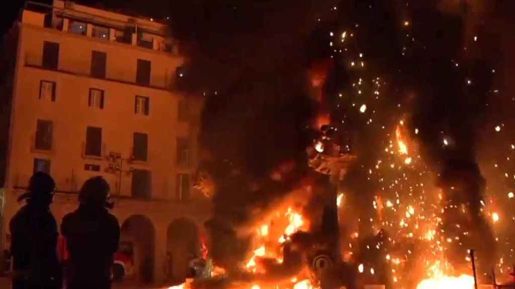 El fuego devora la Hoguera Oficial del Ayuntamiento de Alicante.
