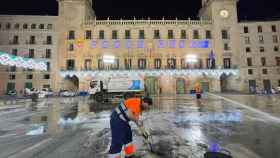 Un operario de la limpieza en la plaza del Ayuntamiento de Alicante.