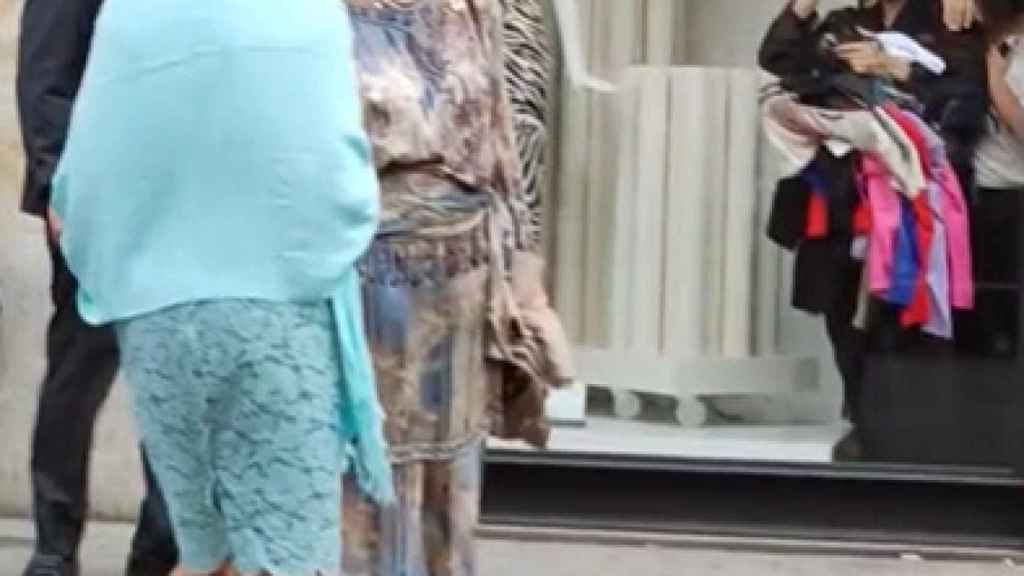 Un dependiente de Zara de Salamanca saluda efusivamente a la reina Sofía