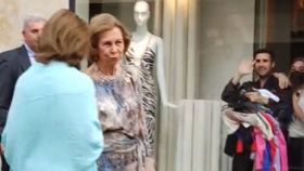Un dependiente de Zara de Salamanca saluda efusivamente a la reina Sofía