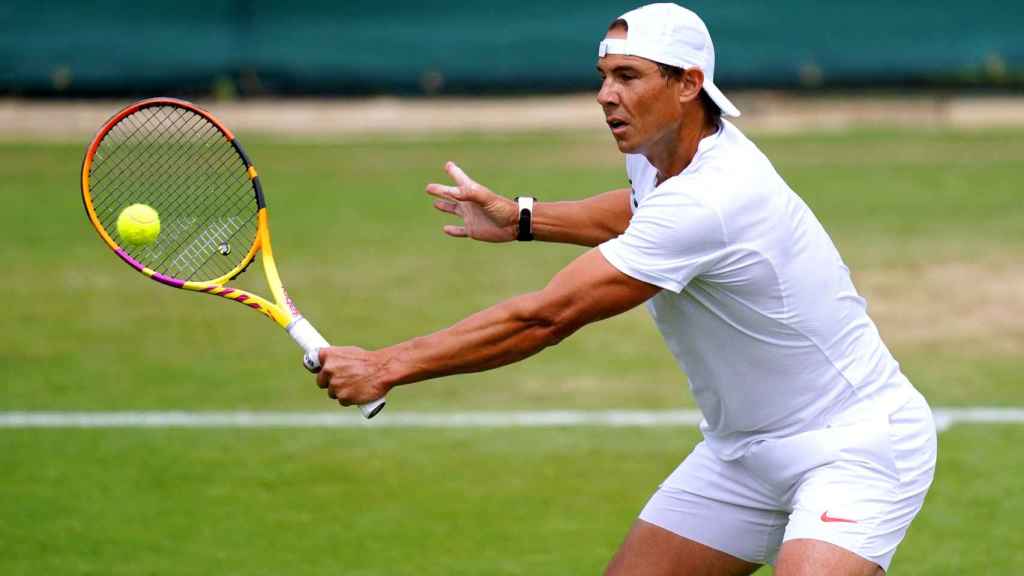 Rafa Nadal entrenando en la pista central de Wimbledon