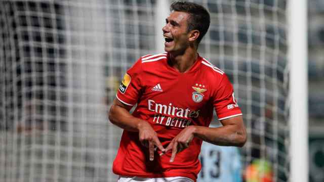 Henrique Araújo celebra el gol que marcó en su debut con el Benfica