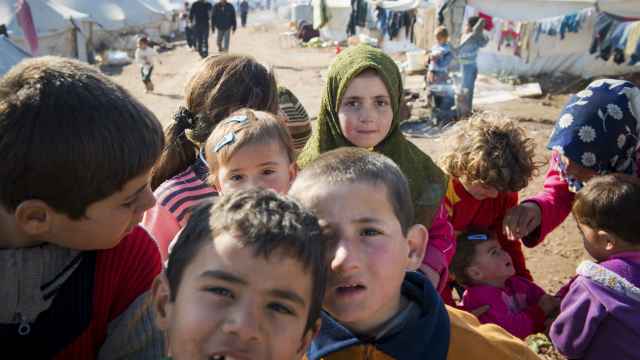 Varios niños en un campo de refugiados en Siria.