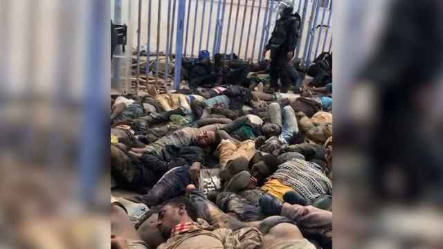Los inmigrantes, muertos y heridos, rodeados por los gendarmes marroquíes.