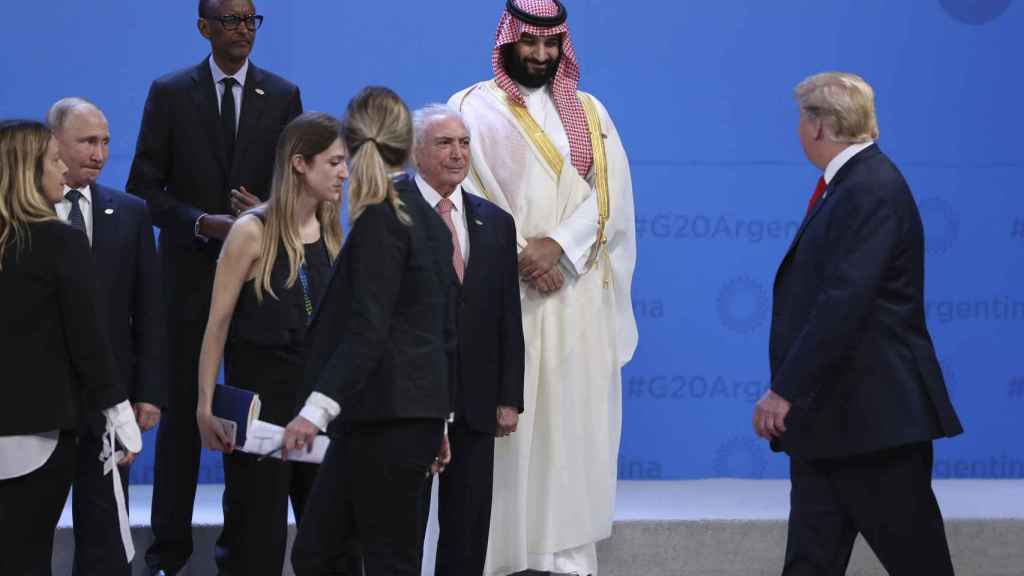 Mohamed bin Salman en la cumbre del G-20 en Buenos Aires. A su izquierda, Donald Trump. Y a su derecha, Vladimir Putin.