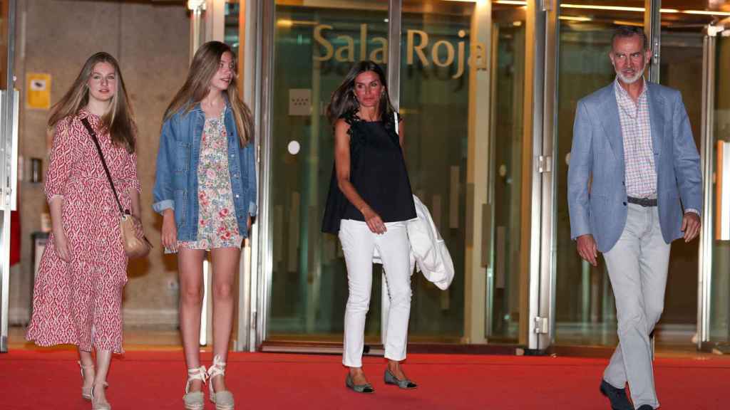 Los Reyes y sus hijas saliendo de los Teatros del Canal, en Madrid, este pasado sábado.