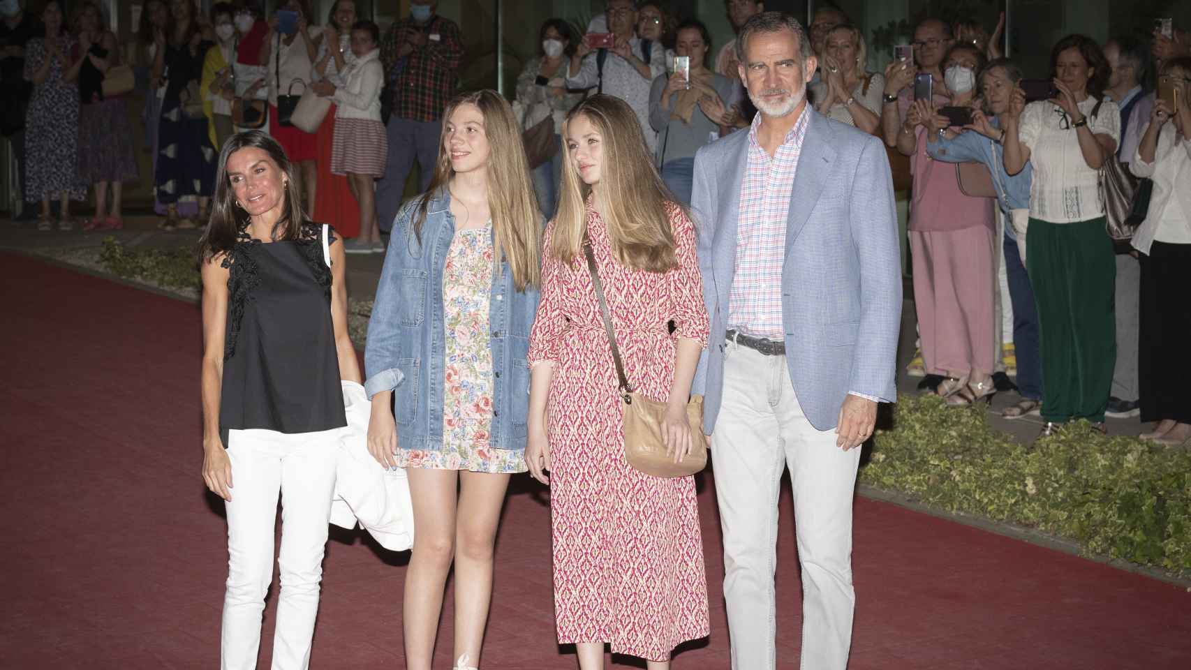 Los reyes de España, Felipe VI y Letizia, junto a sus hijas, Leonor y Sofía, saliendo de los Teatros del Canal, en Madrid, en la noche de este sábado 25 de junio de 2022.
