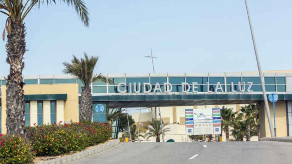 La entrada a los estudios de Ciudad de la Luz de Alicante.