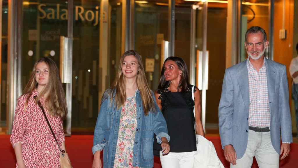 La infanta Sofía a la salida del teatro, junto a los Reyes y su hermana Leonor, este pasado sábado 25 de junio de 2022.