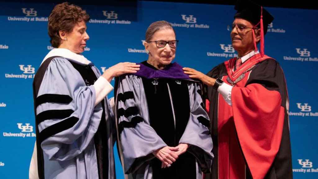 Ruth Bader Ginsburg es investida doctor 'honoris causa' por la Universidad de Buffalo, en 2019.