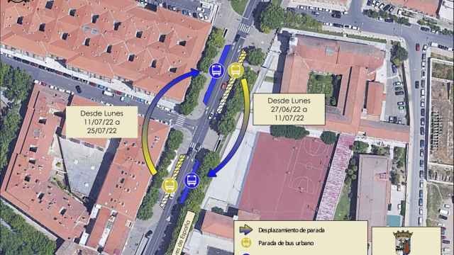 Comienzan las obras de mejora en los adoquines de dos paradas de autobús en la Avenida Reyes de España