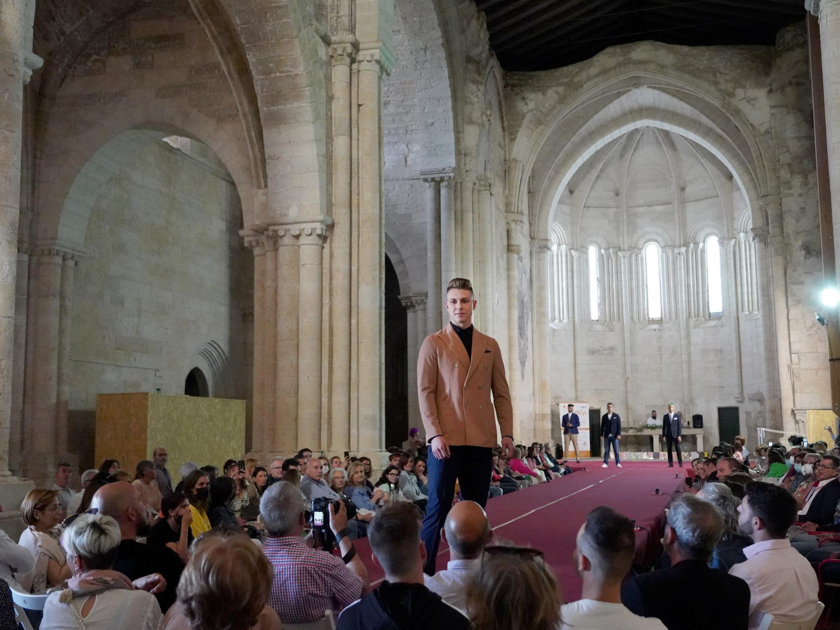 Uno de los participantes en el desfile de moda benéfico de Cabezón de Pisuerga, este domingo.