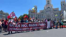 Algunos de los manifestantes ante el Ayuntamiento de Madrid.